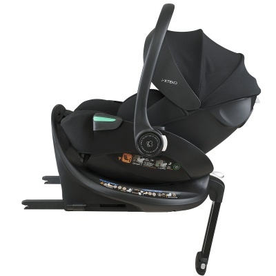 Cadeira auto para bebé preta com capota e base de fixação