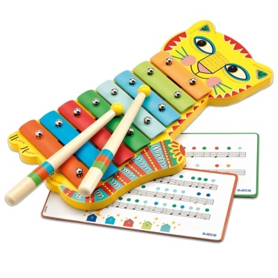 Xilofone infantil em forma de gato com lâminas metálicas coloridas e duas baquetas de madeira.