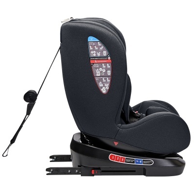 Cadeira auto preta para criança com conectores ISOFIX e etiquetas coloridas de instruções