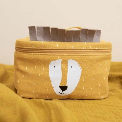 Estojo amarelo mostarda com rosto de leão e detalhes em feltro cinzento na parte superior