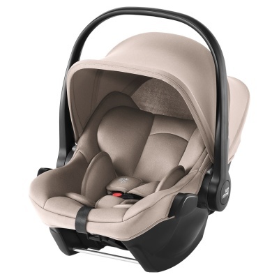 Cadeira auto para bebé bege com estrutura preta e cinto de segurança