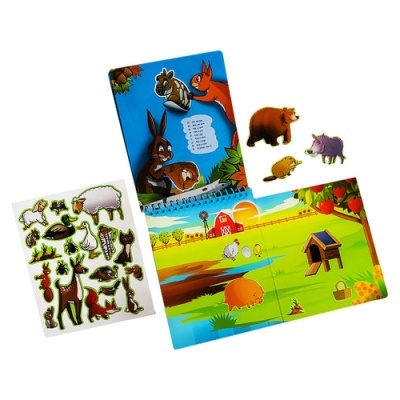 Conjunto de jogos infantis com cartas e figuras de animais 3D em cenário de quinta e floresta