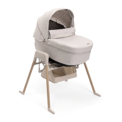 Berço portátil bege com estrutura de madeira e capota