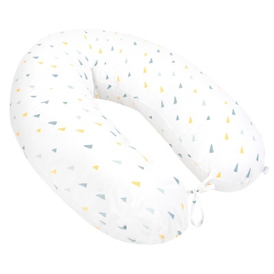 Almofada de amamentação branca com triângulos coloridos e cordão de ajuste