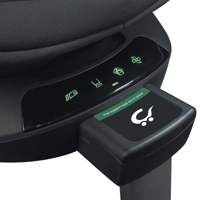 Cadeira de escritório preta com painel de controle e etiqueta verde