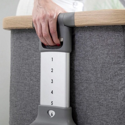 Móvel cinza em tecido com tampo de madeira e alça ajustável numerada 1 a 6