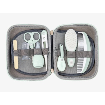 Kit de higiene para bebé com vários acessórios organizados em estojo aberto.