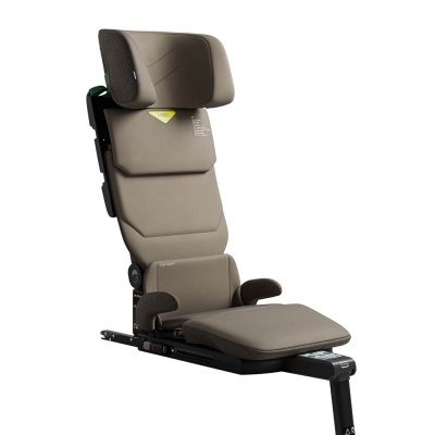 Cadeira de automóvel castanha com suporte preto, almofada de cabeça e braços pequenos