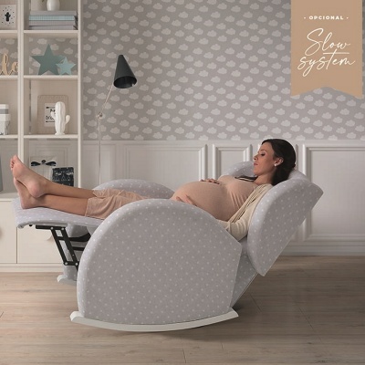 Cadeira de amamentação cinza com padrão de estrelas em sala decorada