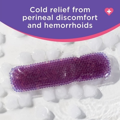 Saco de gel roxo para alívio frio sobre cubos de gelo