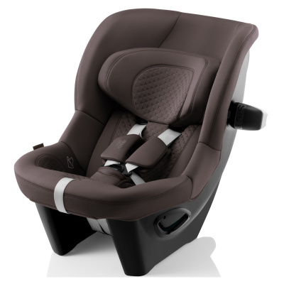 Cadeira auto infantil castanha com cinto branco e estrutura preta