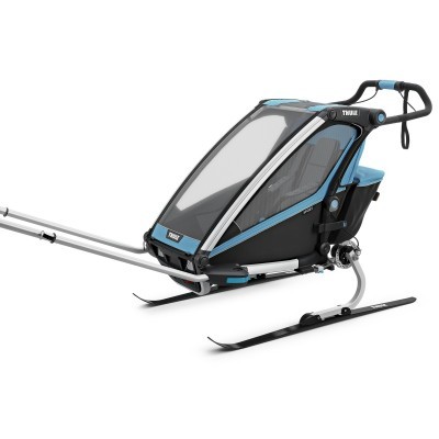 Carrinho infantil para neve Thule preto e azul com janela transparente e esquis na base.