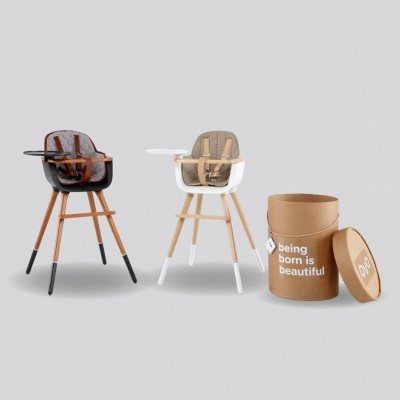 Duas cadeiras para bebé com uma caixa cilíndrica com a frase 