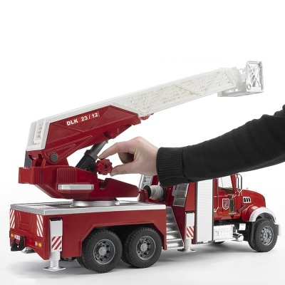 Brinquedo de camião de bombeiros vermelho com escada extensível branca