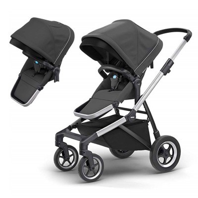 Carrinho de bebé preto com estrutura prateada e capota