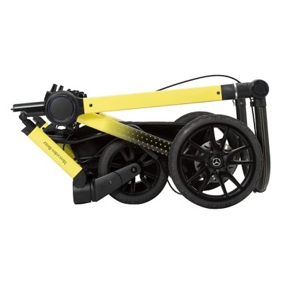 Carrinho de bebé dobrado amarelo e preto com rodas grandes