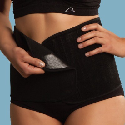 Cinta modeladora preta de tecido elástico com fecho de velcro na cintura de mulher