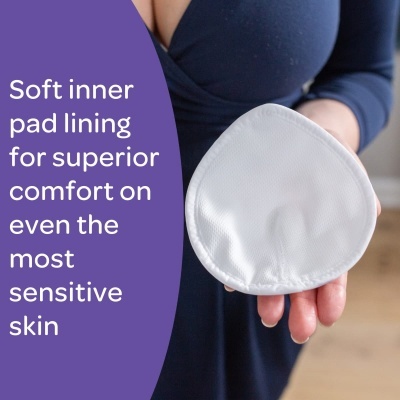 Pessoa segura almofada branca para sutiã com texto informativo em fundo roxo