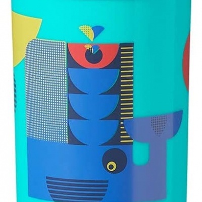 Copo infantil azul turquesa com tampa vermelha e desenho abstrato colorido.