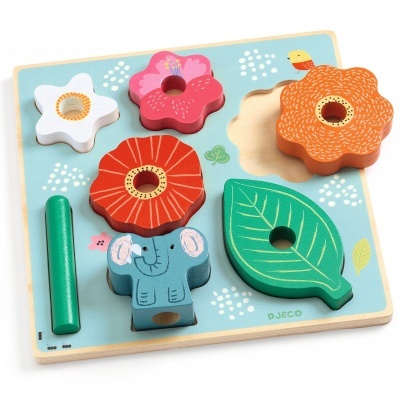 Brinquedo de encaixe em madeira colorido com peças em forma de flores, folha e elefante