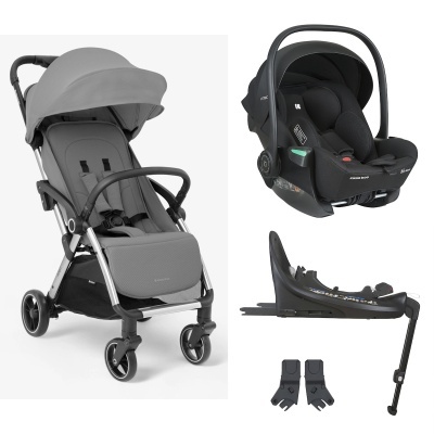 Carrinho de bebé cinzento com alcofa preta e acessórios em fundo branco