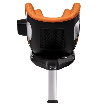 Cadeira auto infantil preta com interior laranja vista de trás