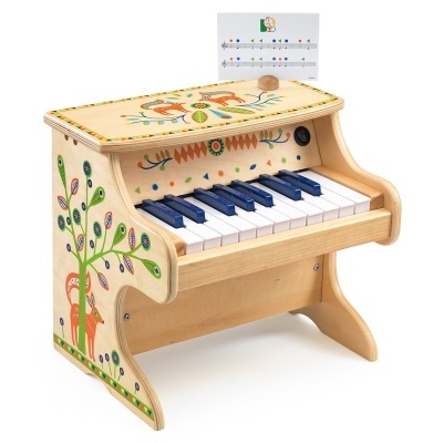 Piano infantil de madeira decorado com pássaros, árvores e cervos, com teclas e suporte para partitura.