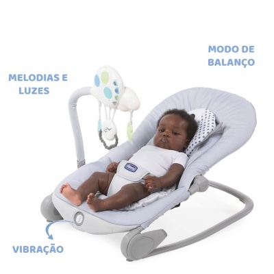 Cadeira de bebé cinzenta com almofada branca e brinquedos suspensos