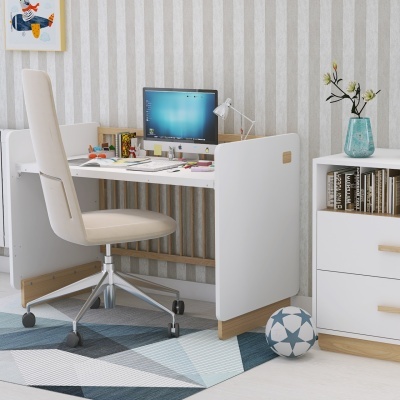 Escritório infantil com secretária, cadeira e estante branca com detalhes em madeira clara.