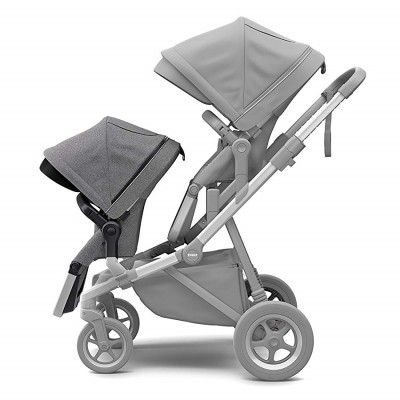 Carrinho de bebé duplo cinza com capotas ajustáveis e rodas grandes