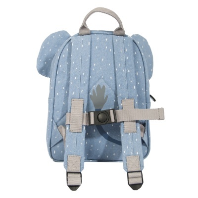 Mochila azul claro com manchas brancas, alças ajustáveis e fecho frontal