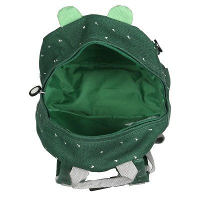 Mochila verde escura com padrão branco e orelhas verdes claras vista aberta por cima.
