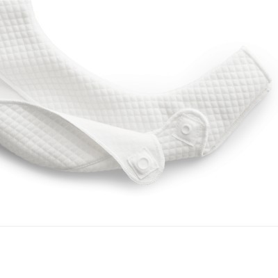 Colarín branco com padrão de quadrícula e fecho de mola