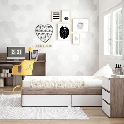 Quarto com cama individual, secretária amarela, quadros decorativos na parede e janela grande