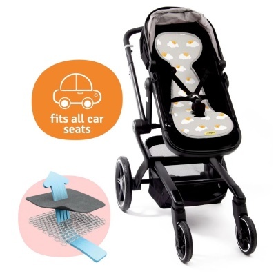 Carrinho de bebé preto com assento cinza estampado com nuvens amarelas e indicação de compatibilidade e respirabilidade do tecido.