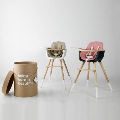 Dois cadeirões para bebé com almofadas bege e rosa e embalagem cilíndrica castanha com texto