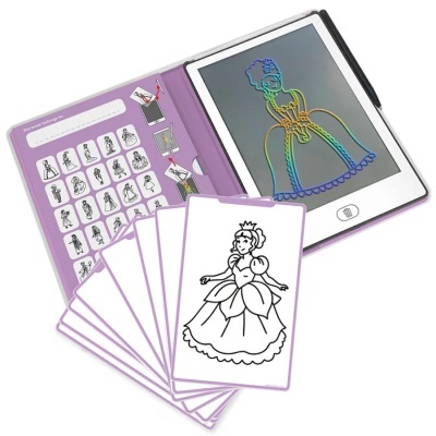 Tablet com cartas de desenhos de princesas e capa lilás