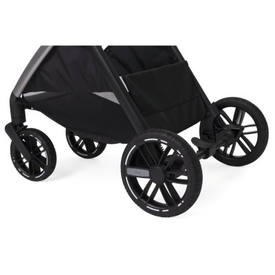 Parte inferior de carrinho de bebé preto com rodas grandes e compartimento de tecido