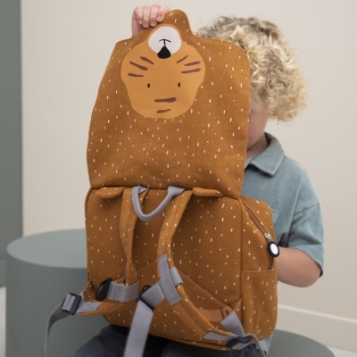 Mochila infantil castanha com padrão de manchas e cara de urso
