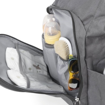 Mochila cinzenta aberta com biberões, escova, óculos de sol, fraldas e garrafa térmica