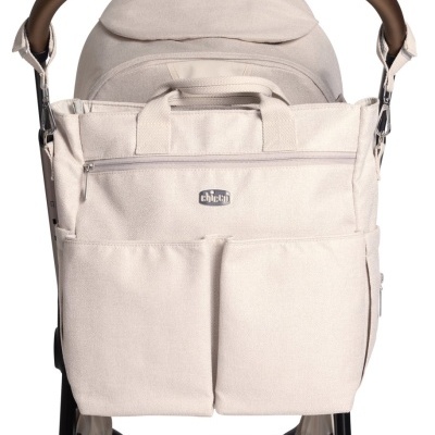 Bolsa bege pendurada na estrutura de um carrinho de bebé com alça castanha acolchoada