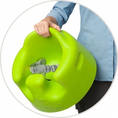 Cadeira infantil verde com cinto cinza segurada por pessoa