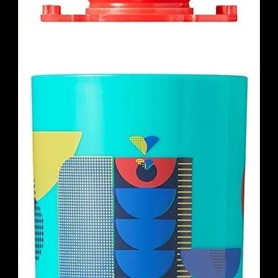 Copo de plástico azul turquesa com tampa vermelha e design geométrico abstrato