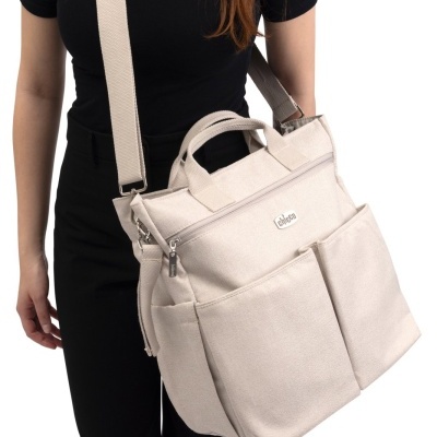 Mala de ombro bege clara em tecido com várias bolsas frontais e alça ajustável