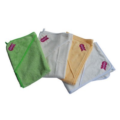 Conjunto de quatro panos de microfibra coloridos com etiquetas vermelhas com o texto BABY.