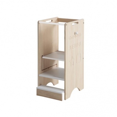 Estrutura de madeira clara com três prateleiras brancas e corte decorativo nas laterais.