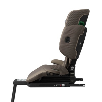 Cadeira auto infantil em tecido castanho com base metálica preta e detalhes verdes