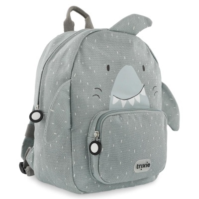 Mochila infantil cinza com desenho de tubarão e bolso frontal