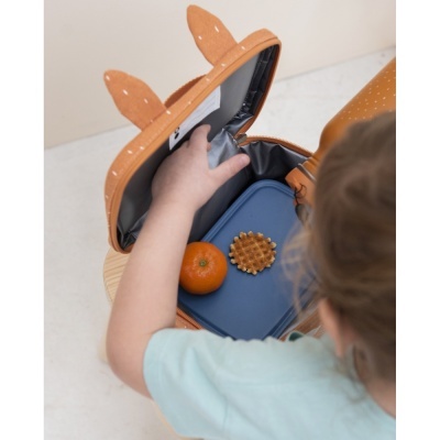 Mala térmica castanha com padrão de pontos brancos e orelhas de animal, aberta, mostrando mochilha azul, tangerina e bolacha dentro