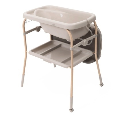 Banheira para bebé bege com estrutura em madeira e rodas